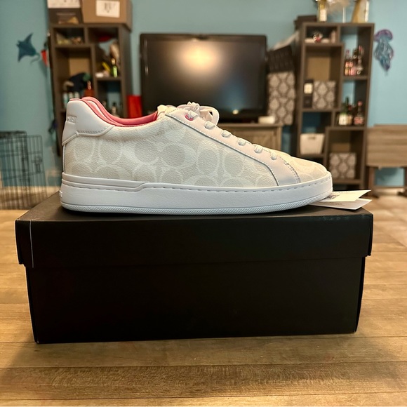Coach Clip Low Top Sneaker In Signature Canvas in Optic White Petunia Size 10 - Picture 5 of 13